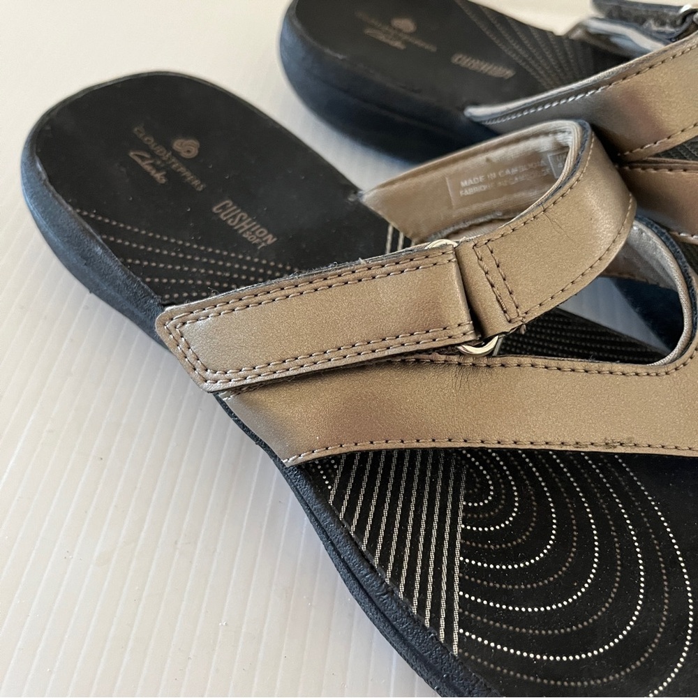 Clarks Cloudsteppers Metallic Taupe Adjustable Hook Flip Flop Sandals 7 - Picture 8 of 11